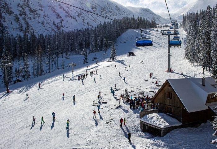 The Latest: 2 Skiers Die as Italy Reopens From Lockdown