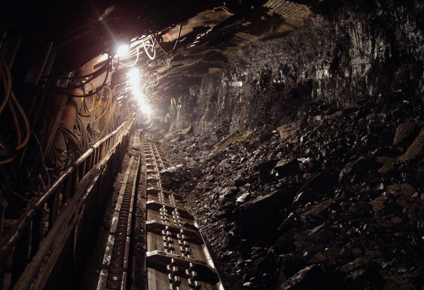 Liberia gold mine collapse: Dozens arrested at 'lawless' rescue site