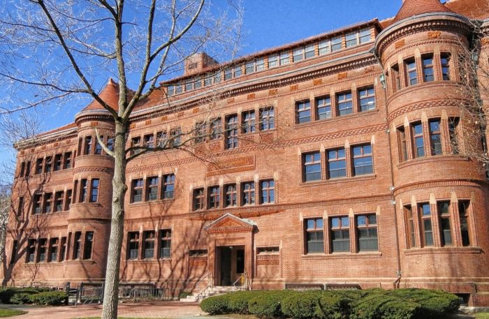 Huffman, 12 other parents to plead guilty in college scheme