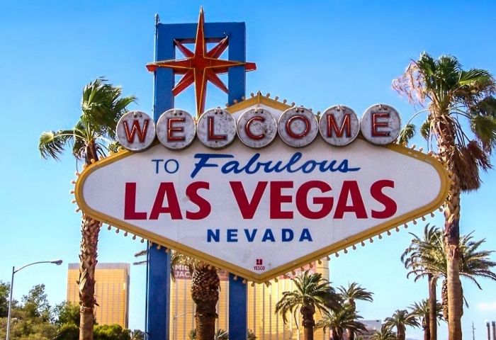 Scenes of Sin City shut down by coronavirus