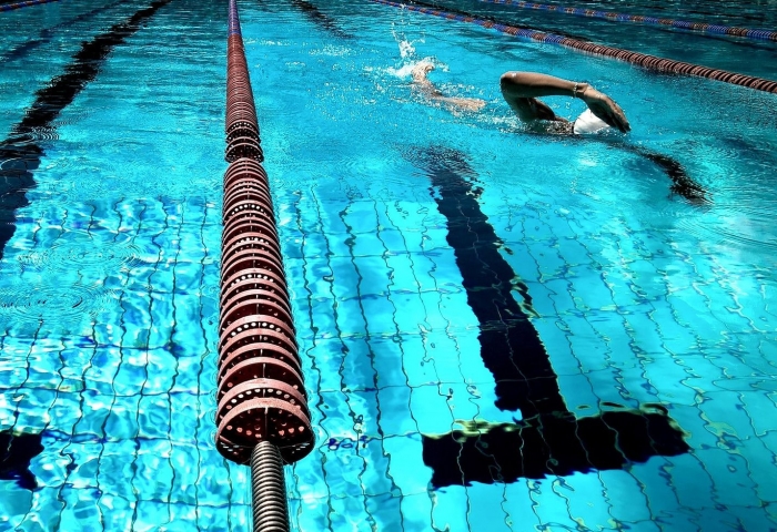 Chloe McCardel: Swimmer beats men's Channel record and quarantine
